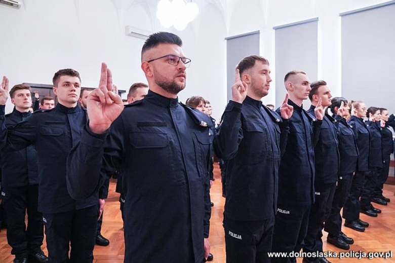 Nowi dolnośląscy policjanci wypowiedzieli słowa roty ślubowania