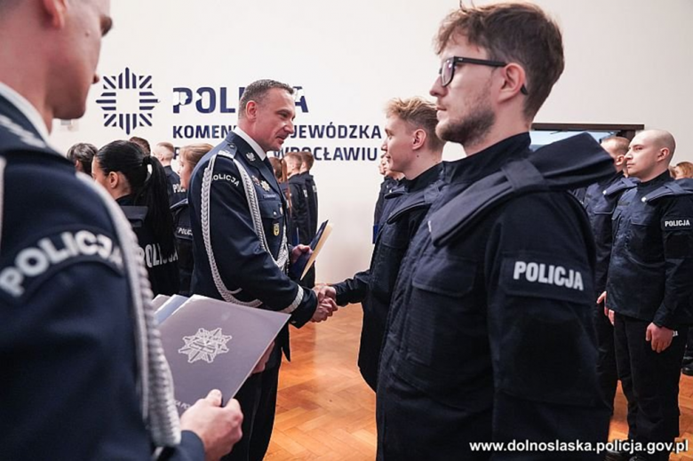 Nowi dolnośląscy policjanci wypowiedzieli słowa roty ślubowania