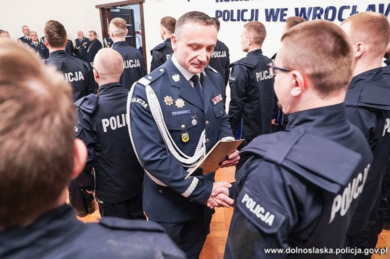 Nowi dolnośląscy policjanci wypowiedzieli słowa roty ślubowania