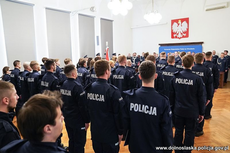 Nowi dolnośląscy policjanci wypowiedzieli słowa roty ślubowania