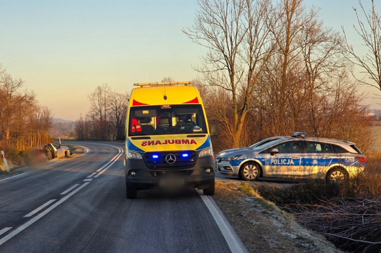 Dwie poranne kolizje na drodze wojewódzkiej nr 382 w Strąkowej