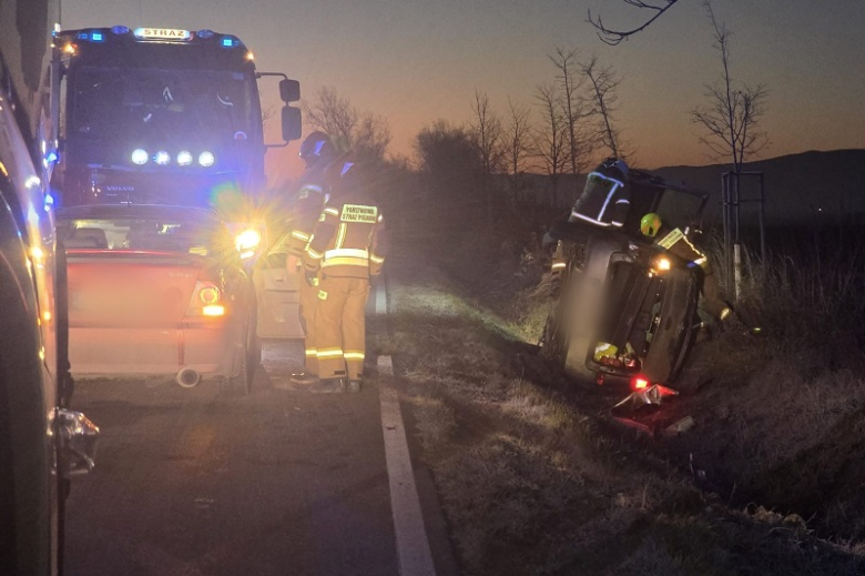 Dwie poranne kolizje na drodze wojewódzkiej nr 382 w Strąkowej