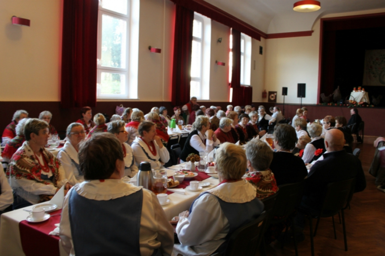 Przegląd zespołów folklorystycznych pt. "Czerwone Jabłuszko"