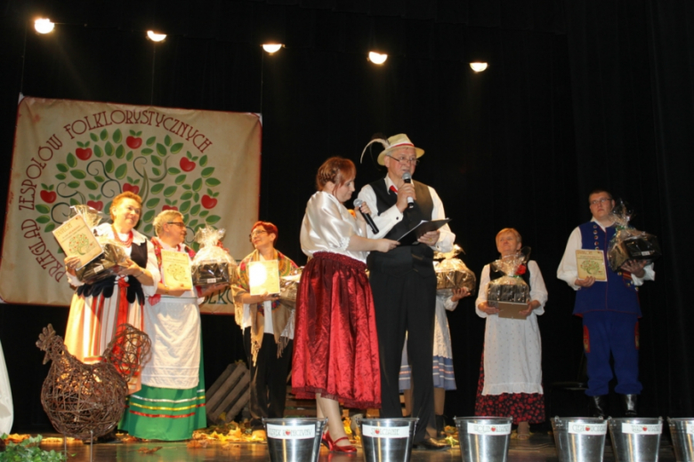 Przegląd zespołów folklorystycznych pt. "Czerwone Jabłuszko"