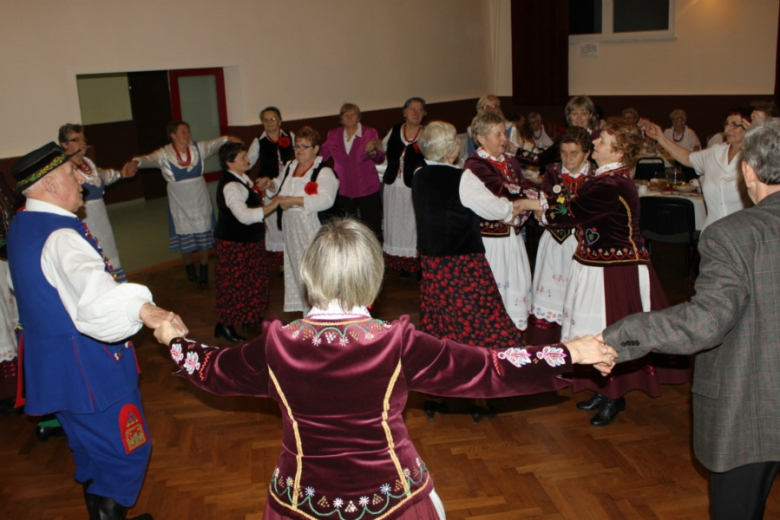 Przegląd zespołów folklorystycznych pt. "Czerwone Jabłuszko"