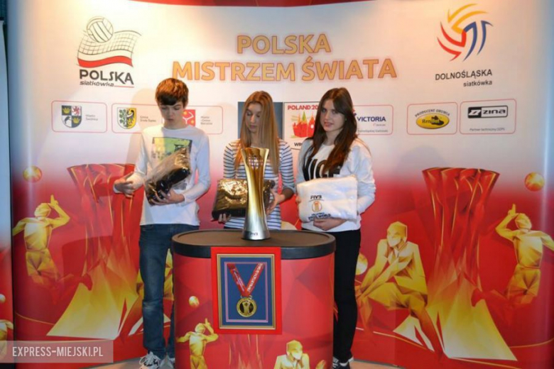 Puchar zdobyty przez siatkarzy podczas Mistrzostw Świata zawitał do Ząbkowic Śląskich