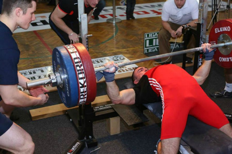 Jarosław Buczko podnosi do góry ciężary ważące prawie 200 kg. W maju będzie reprezentował Polskę na mistrzostwach świata