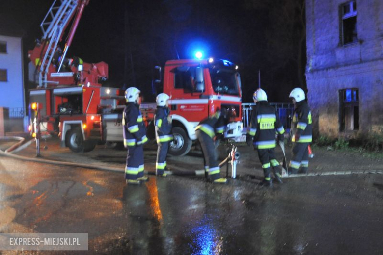 Pożar budynku po byłym młynie w Bardzie