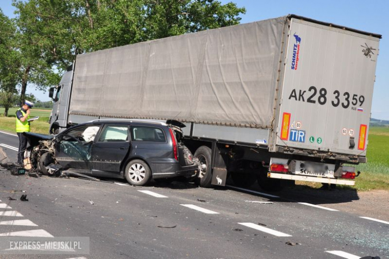 Zderzenie dwóch osobówek i samochodu ciężarowego na krajowej ósemce