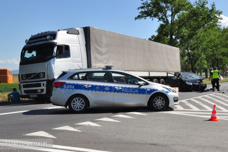 Zderzenie dwóch osobówek i samochodu ciężarowego na krajowej ósemce