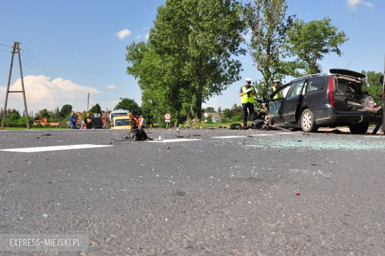 Zderzenie dwóch osobówek i samochodu ciężarowego na krajowej ósemce