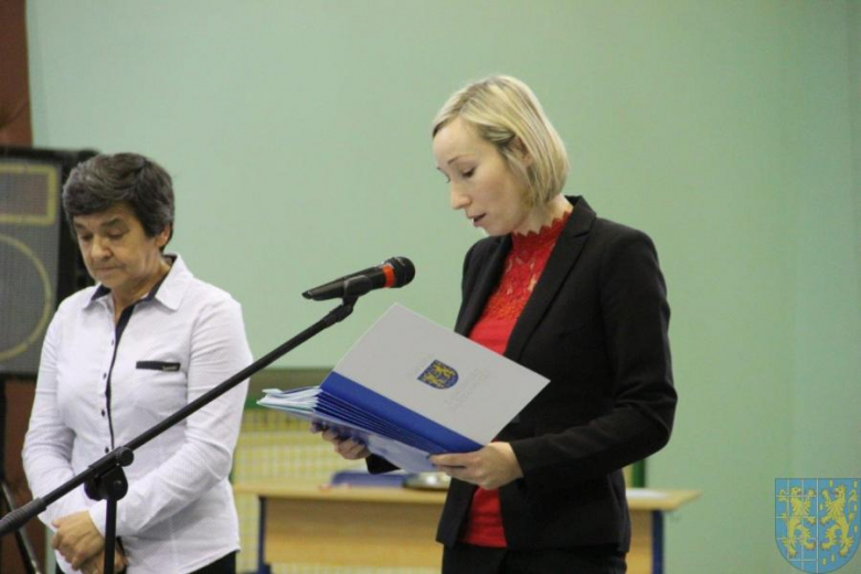 Uroczysty apel w Szkole Podstawowej im. Papieża Jana Pawła II w Kamieńcu Ząbkowickim