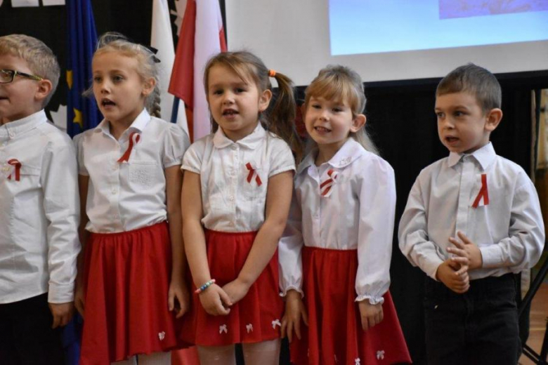 Apel w Zespole Szkolno-Przedszkolnym w Bardzie z okazji Święta Niepodległości