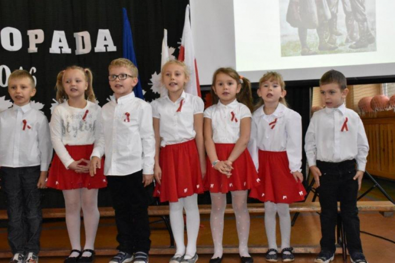 Apel w Zespole Szkolno-Przedszkolnym w Bardzie z okazji Święta Niepodległości