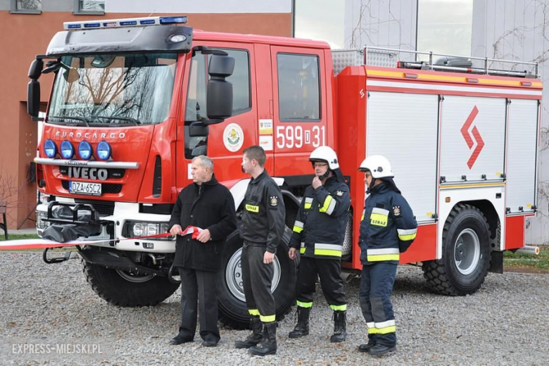 Oficjalne przekazanie nowego wozu strażakom-ochotnikom z Budzowa