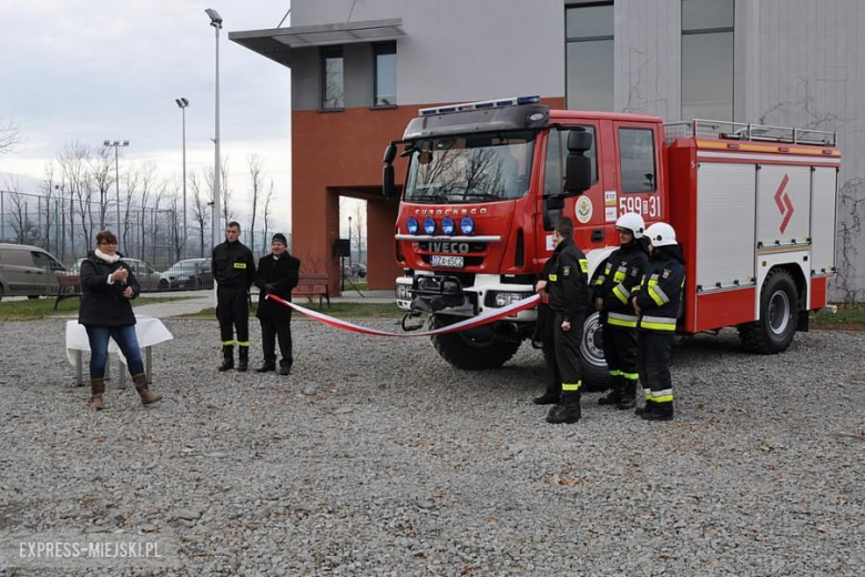 Oficjalne przekazanie nowego wozu strażakom-ochotnikom z Budzowa