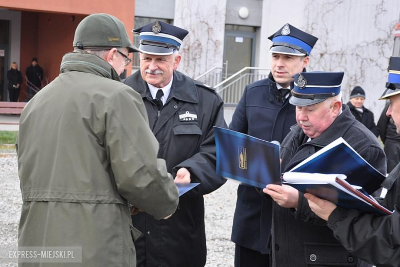 Oficjalne przekazanie nowego wozu strażakom-ochotnikom z Budzowa