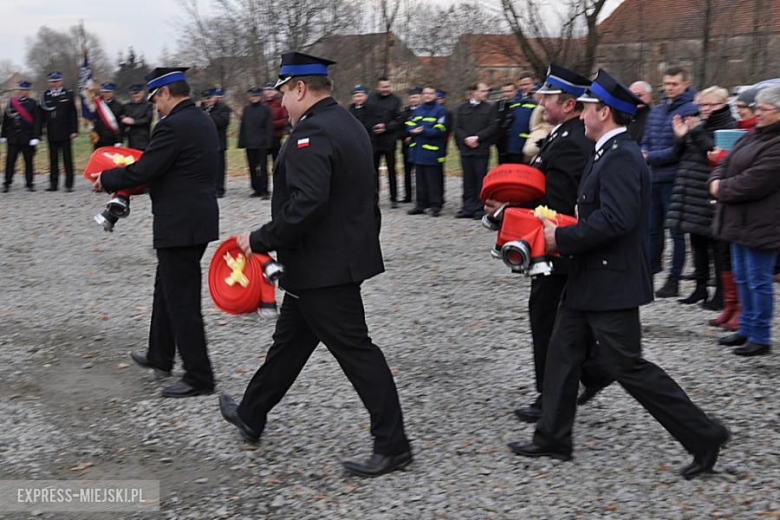 Oficjalne przekazanie nowego wozu strażakom-ochotnikom z Budzowa