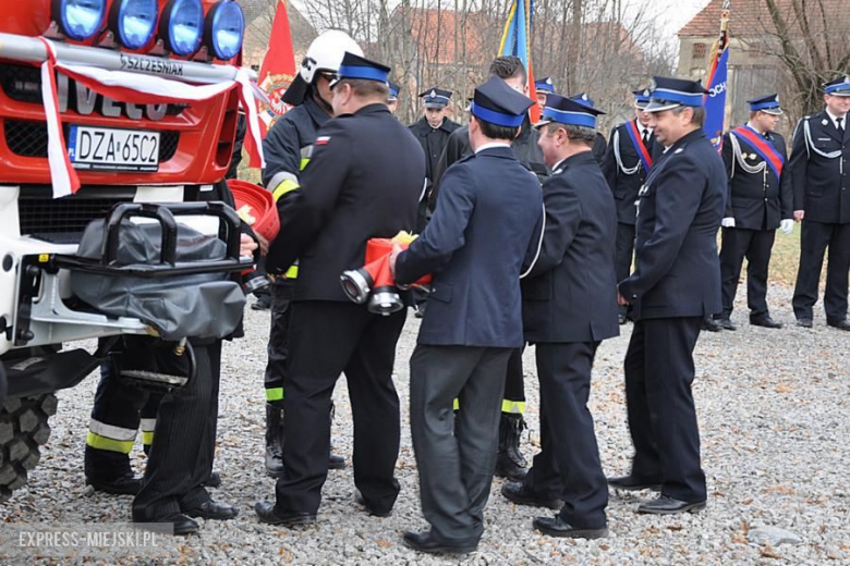 Oficjalne przekazanie nowego wozu strażakom-ochotnikom z Budzowa