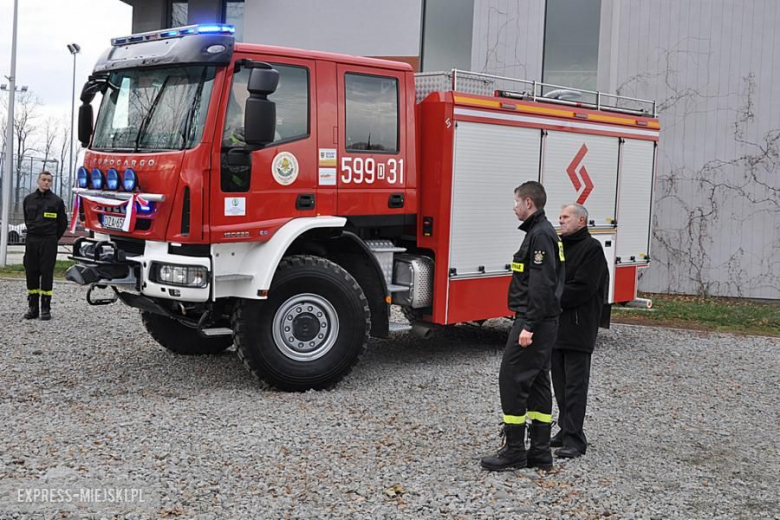 Oficjalne przekazanie nowego wozu strażakom-ochotnikom z Budzowa