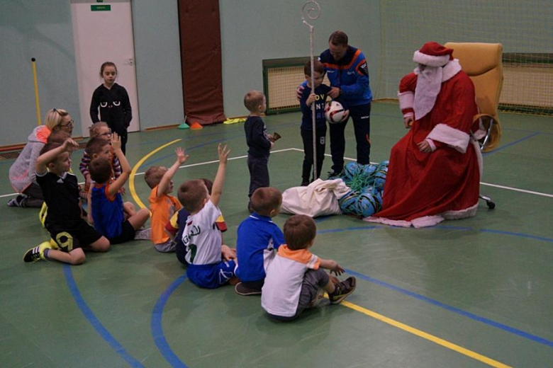 Pierwsze zajęcia i spotkanie ze św. Mikołajem w Akademii Piłkarskiej „GOAL”