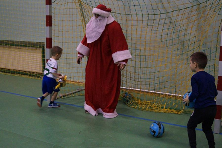 Pierwsze zajęcia i spotkanie ze św. Mikołajem w Akademii Piłkarskiej „GOAL”