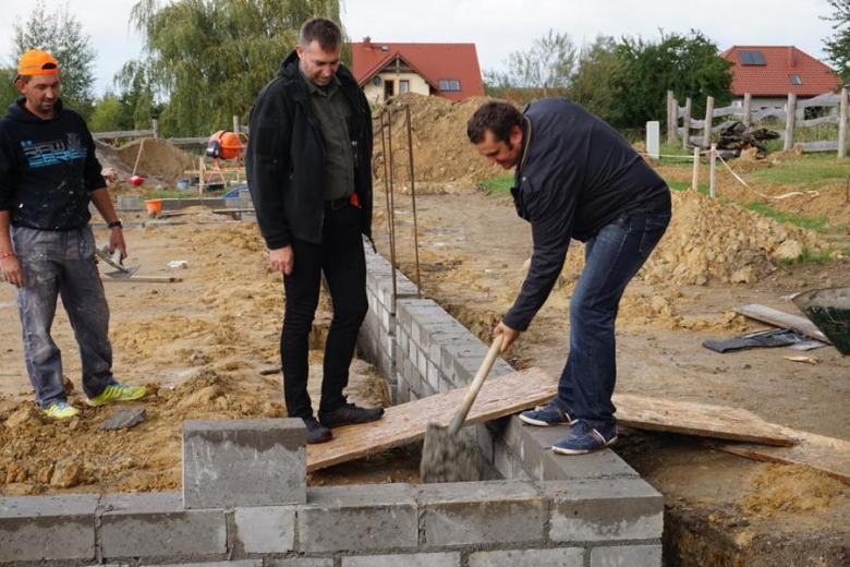 Wkopano kamień węgielny pod budowę domku myśliwskiego w Złotym Stoku