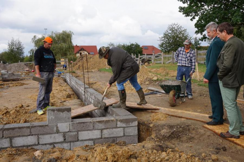 Wkopano kamień węgielny pod budowę domku myśliwskiego w Złotym Stoku