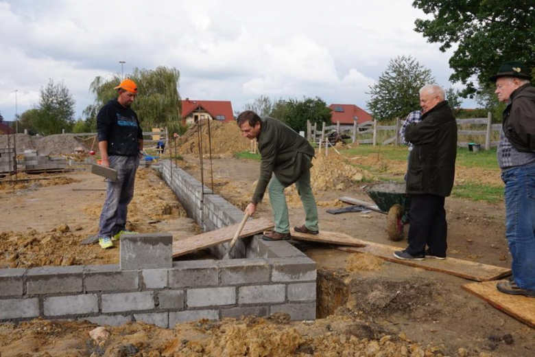 Wkopano kamień węgielny pod budowę domku myśliwskiego w Złotym Stoku