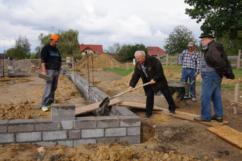 Wkopano kamień węgielny pod budowę domku myśliwskiego w Złotym Stoku