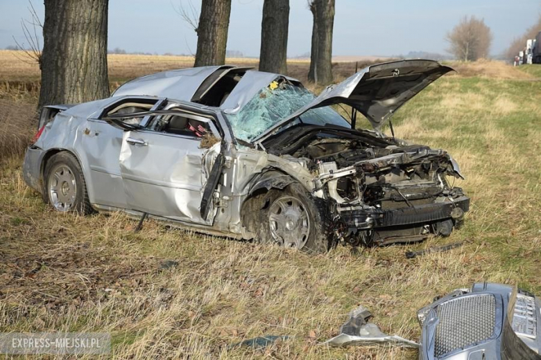 Wypadek dwóch aut osobowych na drodze wojewódzkiej nr 382