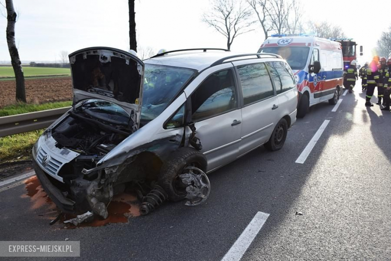 Wypadek dwóch aut osobowych na drodze wojewódzkiej nr 382