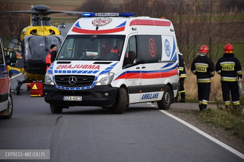 Poważny wypadek przed Ciepłowodami. Dachowało Audi. Interweniował helikopter LPR