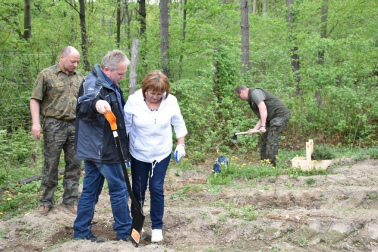 „Sadzimy 1000 drzew na minutę” - ogólnopolska akcja zorganizowana przez Lasy Państwowe, w którą włączyli się samorządowcy z gminy Bardo