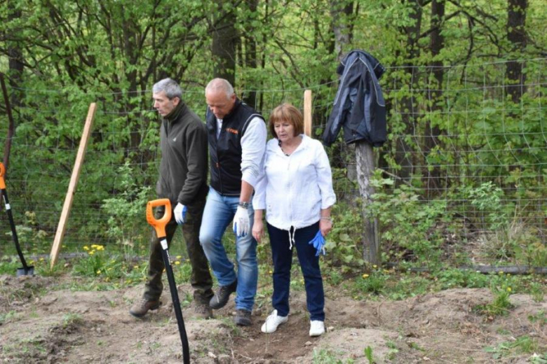 „Sadzimy 1000 drzew na minutę” - ogólnopolska akcja zorganizowana przez Lasy Państwowe, w którą włączyli się samorządowcy z gminy Bardo