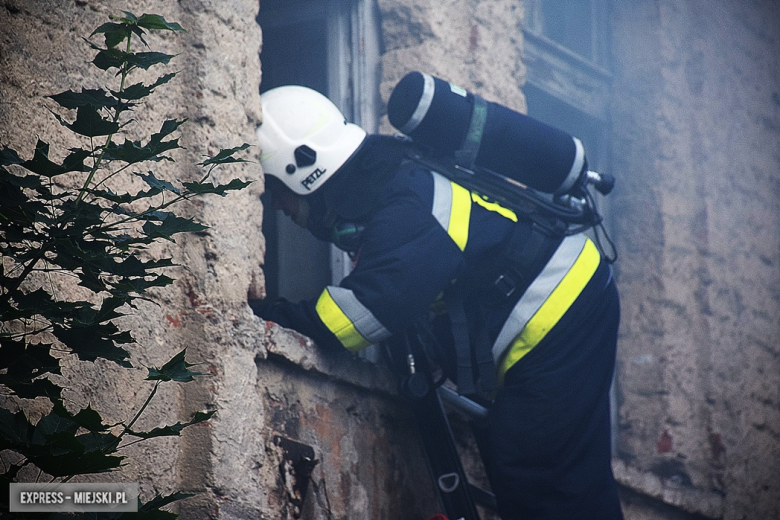 Pożar wewnątrz starego młyna w Bardzie