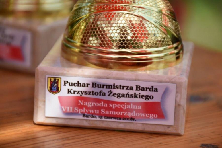 Włodarze gmin i urzędnicy kibicują reprezentacji Polski. VII Spływ Samorządowy Przełomem Bardzkim 