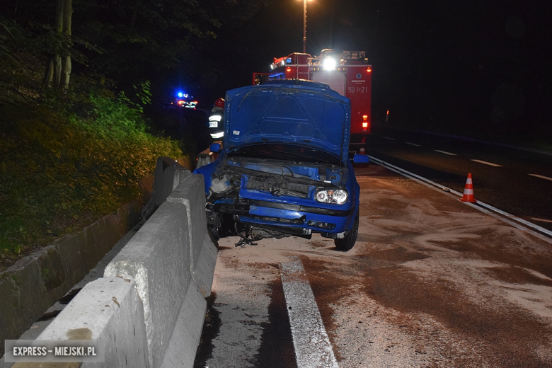 Volkswagen uderzył w płyty betonowe. Utrudnienia na krajowej ósemce