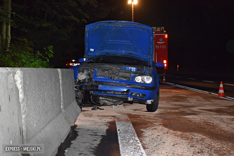 Volkswagen uderzył w płyty betonowe. Utrudnienia na krajowej ósemce