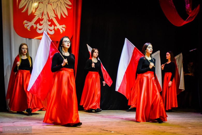 Szkolna akademia z okazji 100. rocznicy odzyskania niepodległości przez Polskę