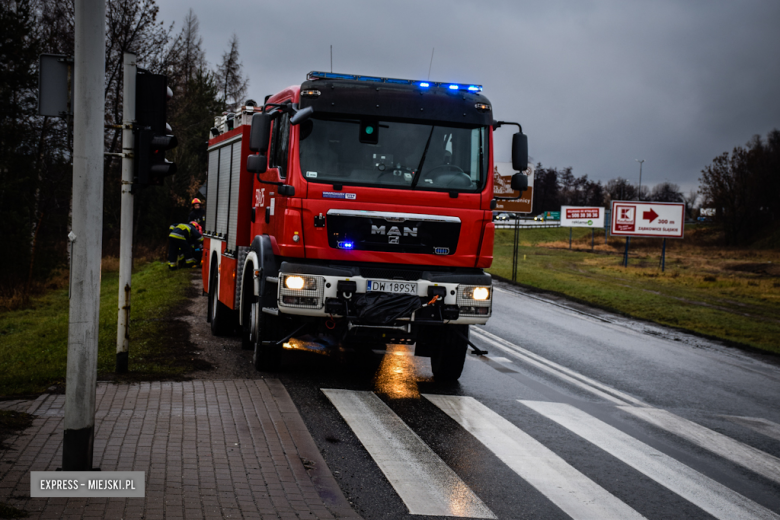 Fiat najechał na tył Skody. Kolizja na krajowej ósemce w Ząbkowicach Śląskich