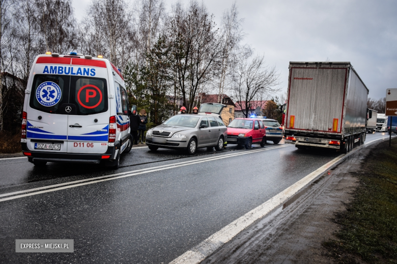 Fiat najechał na tył Skody. Kolizja na krajowej ósemce w Ząbkowicach Śląskich