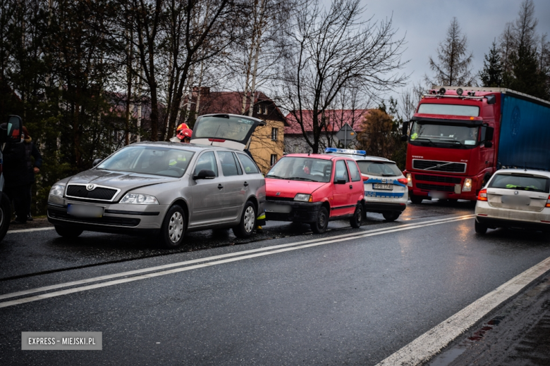 Fiat najechał na tył Skody. Kolizja na krajowej ósemce w Ząbkowicach Śląskich