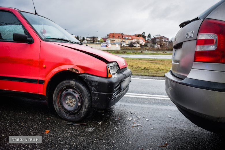 Fiat najechał na tył Skody. Kolizja na krajowej ósemce w Ząbkowicach Śląskich