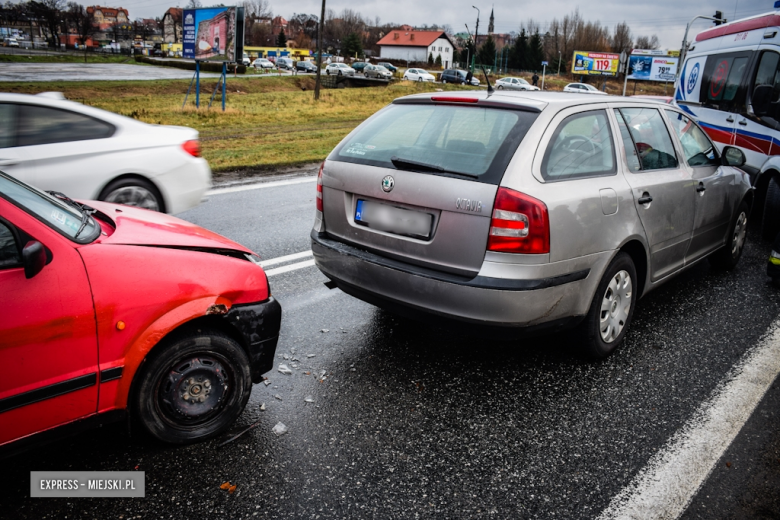 Fiat najechał na tył Skody. Kolizja na krajowej ósemce w Ząbkowicach Śląskich