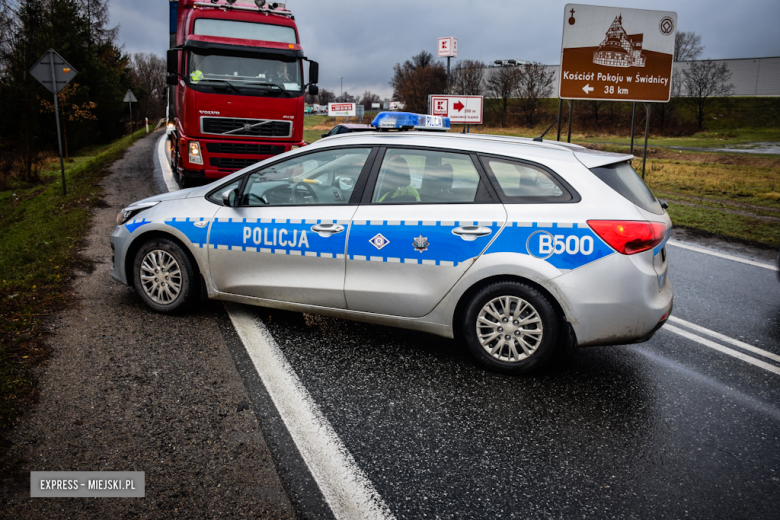 Fiat najechał na tył Skody. Kolizja na krajowej ósemce w Ząbkowicach Śląskich