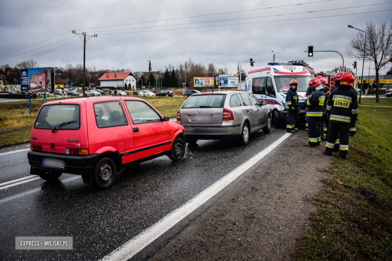 Fiat najechał na tył Skody. Kolizja na krajowej ósemce w Ząbkowicach Śląskich