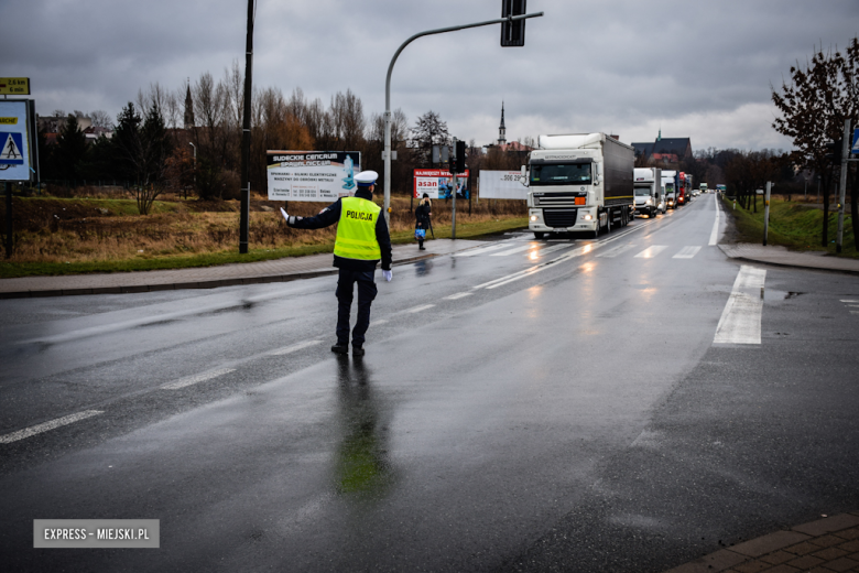 Fiat najechał na tył Skody. Kolizja na krajowej ósemce w Ząbkowicach Śląskich