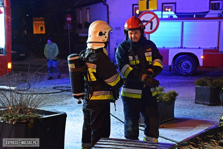 Zadymienie w mieszkaniu. Lokatorzy zostawili na gazie potrawę i zasnęli