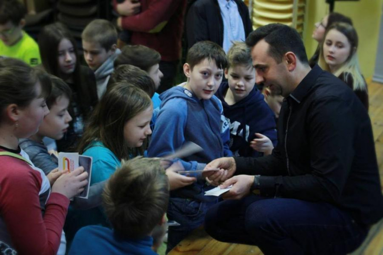 Załoga rajdowa odwiedziła srebrnogórską młodzież